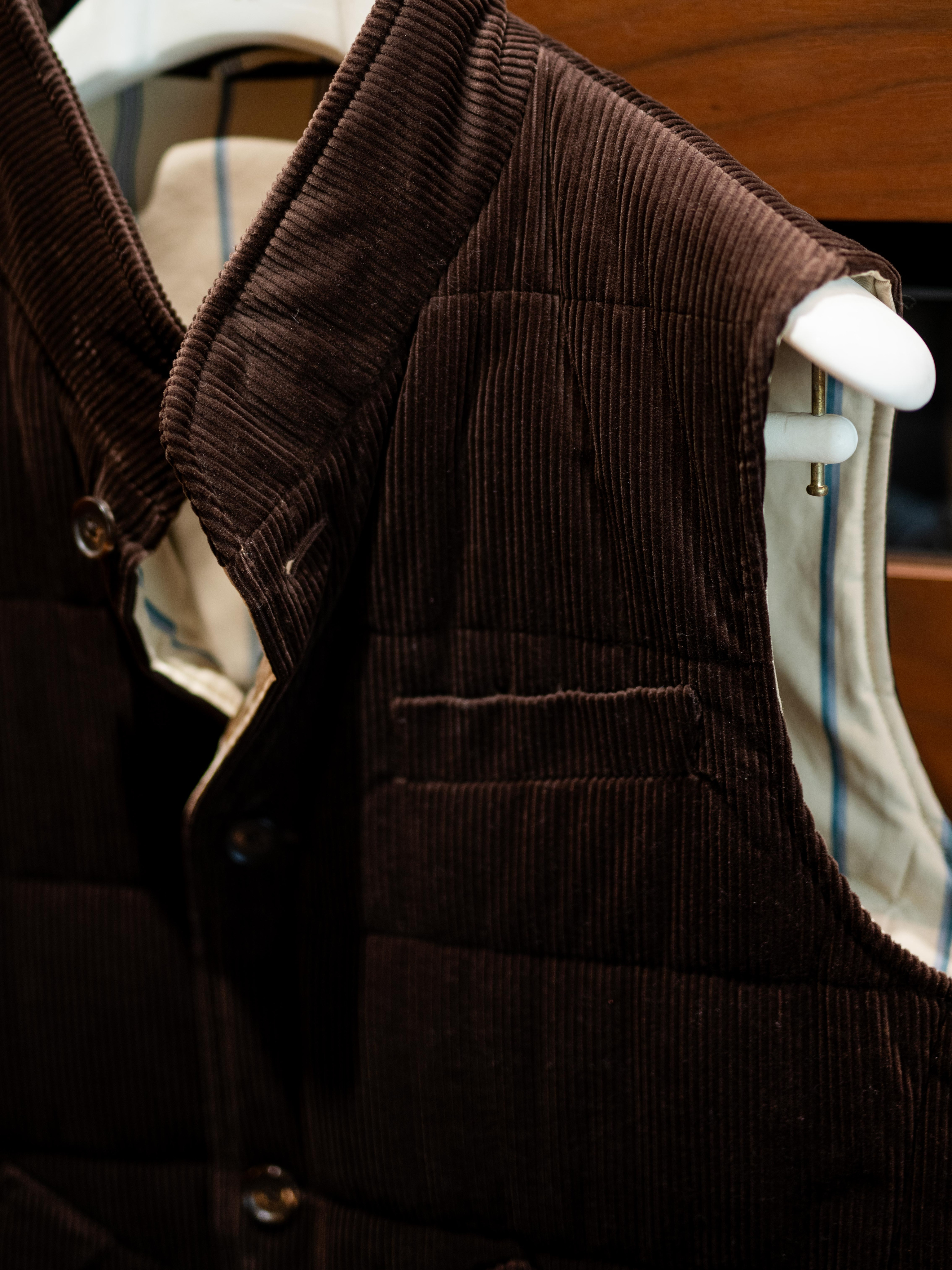 Puffed Corduroy Gilet — Collar Detail